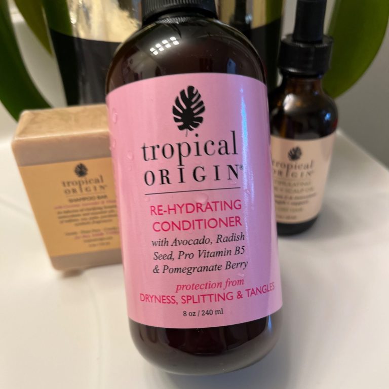 Pro Vitamin B5, Avocado + Pomegranate Re-Hydrating Conditioner This rehydrating conditioner is packed with avocado, radish seed, Pro-Vitamin B5, and pomegranate berry to deeply hydrate and protect curls.